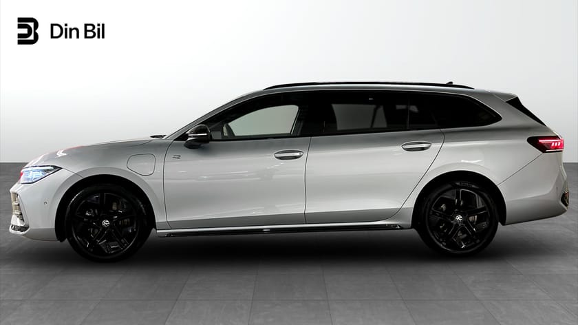 Bild 2 av Volkswagen Passat Variant eHybrid DSG SWE R-Line Black Panorama Drag Värmare