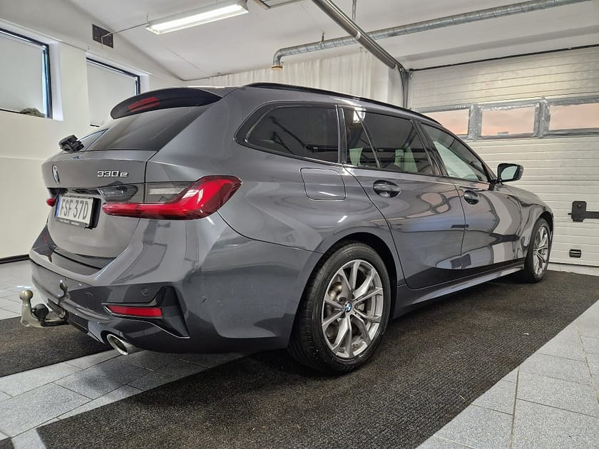 Bild 2 av BMW 330e xDrive Touring 292 hk Steptronic Sport line Euro 6 Drag