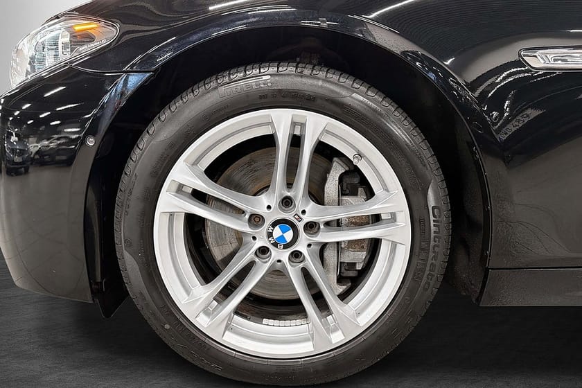 Bild 2 av BMW 530d xDrive Touring M-Sport (258hk) Pano Drag D-värm Nav HuD