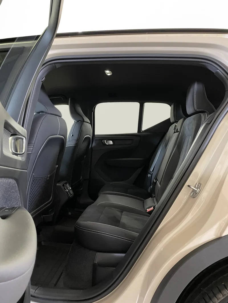 Bild 11 av 16 – Volvo XC40 B4 FWD Bensin Plus Dark