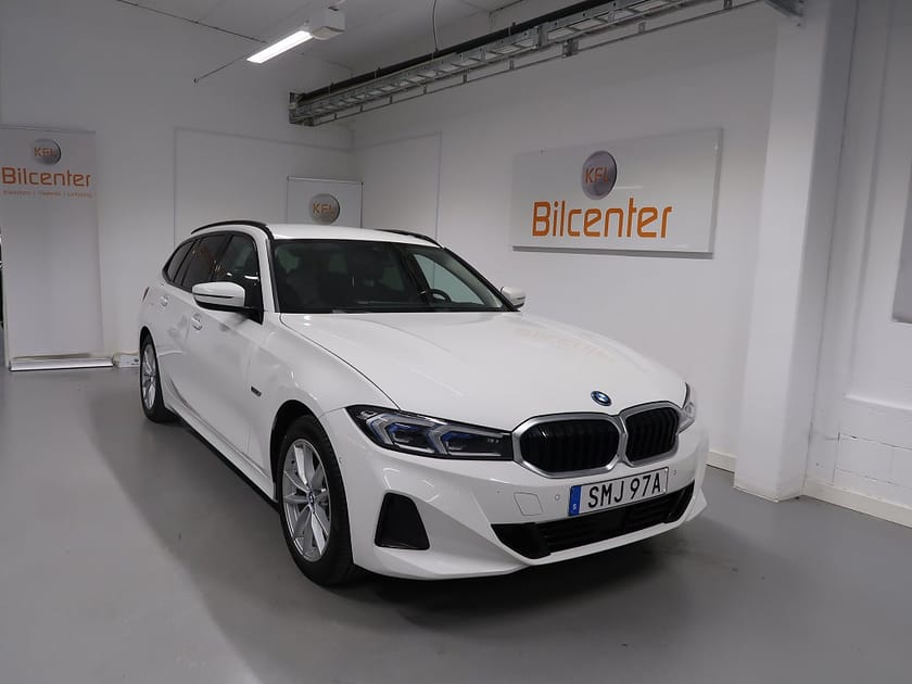 Bild 3 av BMW 330e xDrive Touring Innovation V-Däck ingår HUD-Wide-Drag-Kamera-Ada