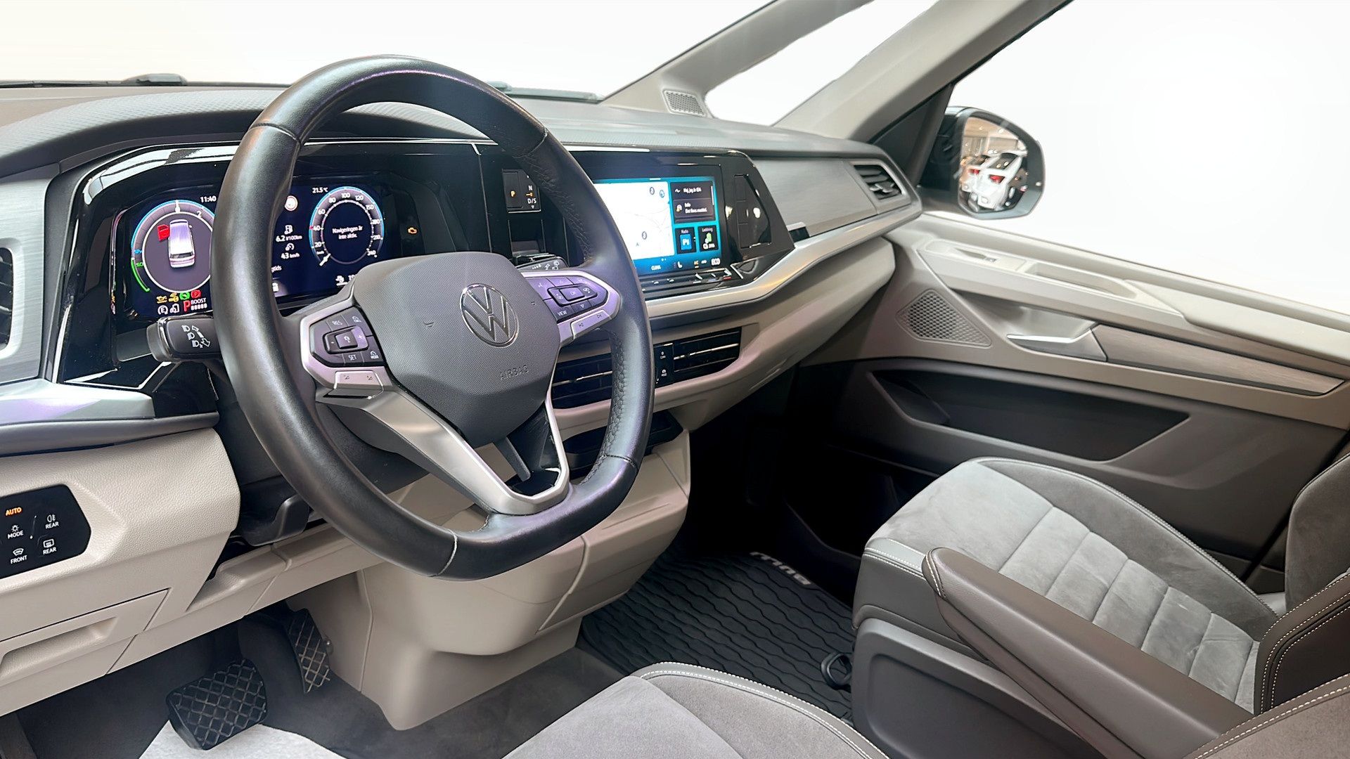 Volkswagen Multivan lång Life eHybrid 2026, photo 7/10