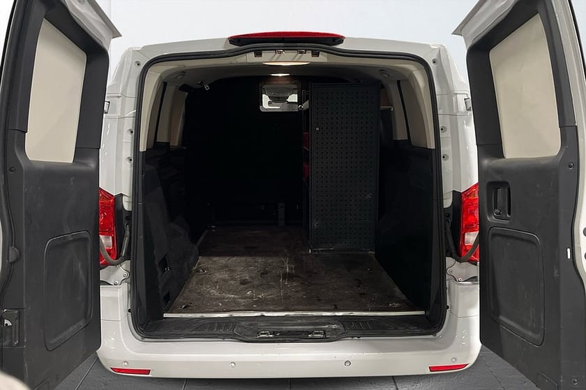 Bild 5 av Mercedes-Benz eVito Tourer 129 3.5t CCS 2xSidodörr Inredd Kamera 3-sits 204hk