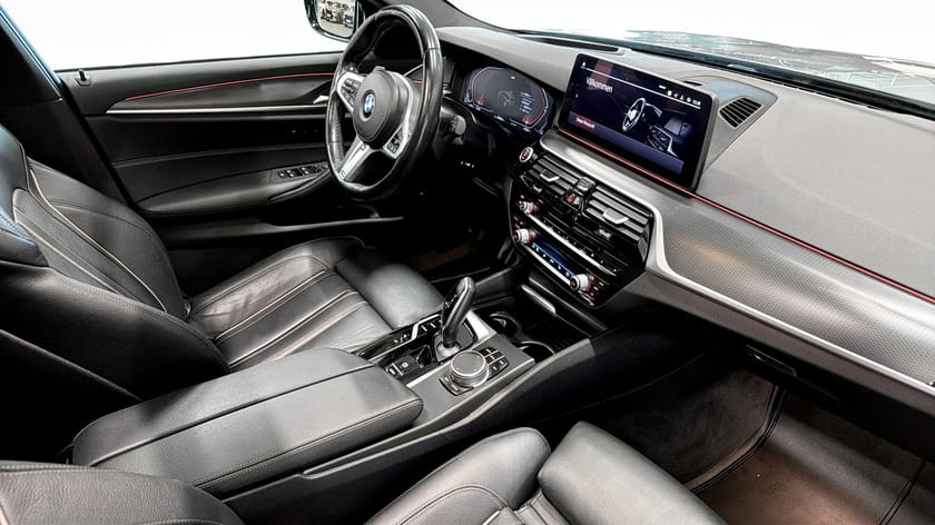 Bild 3 av BMW 530d xDrive Touring M Sport Hi-Fi Pano HUD Komfortstol Drag 4-zon