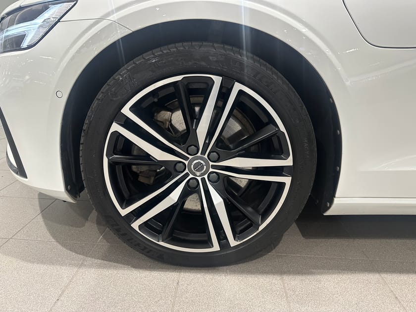 Bild 5 av Volvo V60 Recharge T8 R-Design / Dragkrok / Panoramatak / Navigation / Bowers&Wilkins /