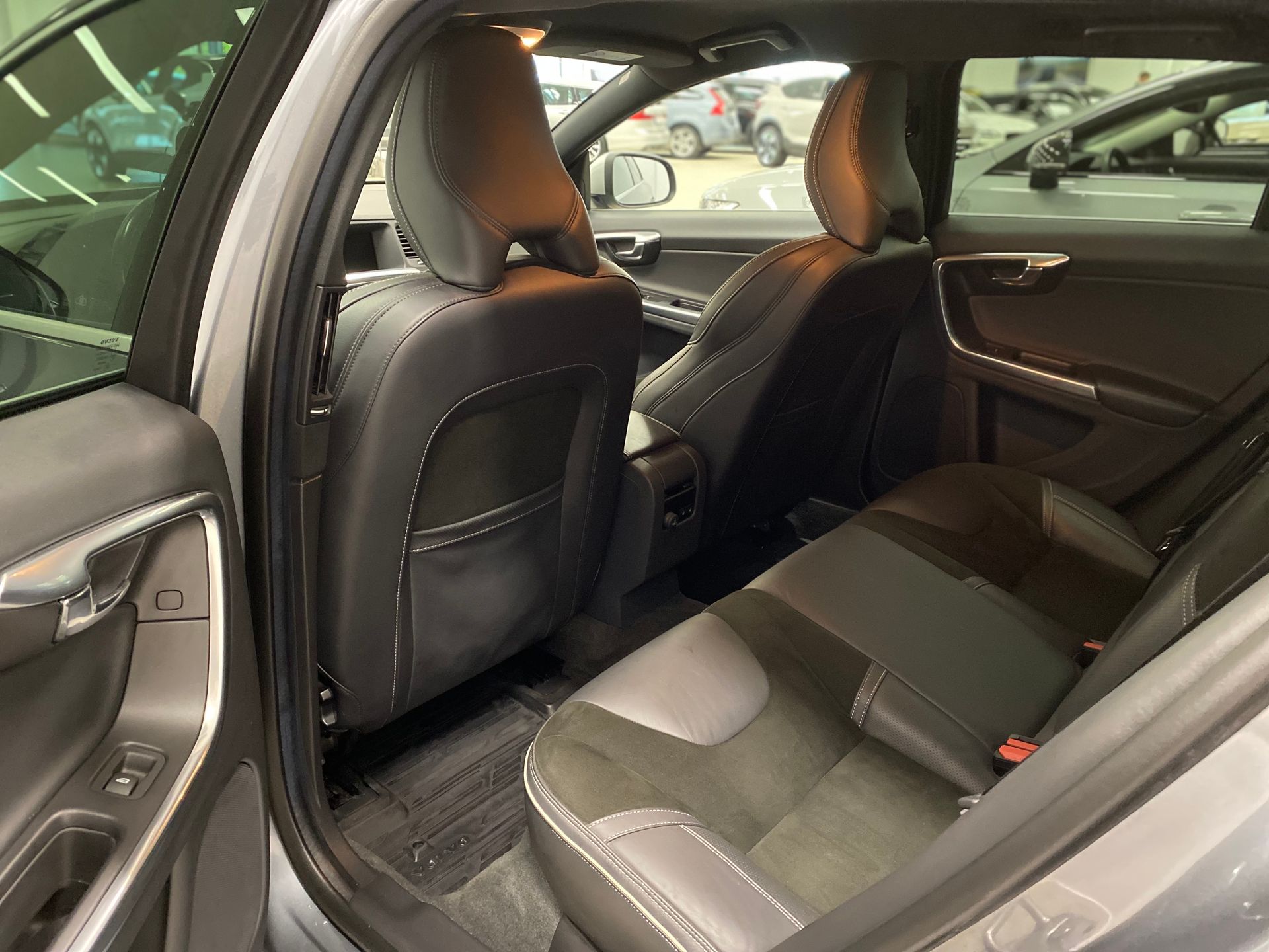 Volvo V60 D4 AWD R-Design Business E 2016, photo 7/10