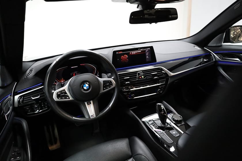 Bild 3 av BMW M550i xDrive Sedan M550 M-Sport | B&W | Massagestolar| Panorama