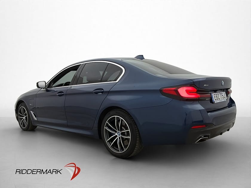 Bild 4 av BMW 545e xDrive Sedan 545 M-Sport Innovation H/K HUD 360° CarPlay