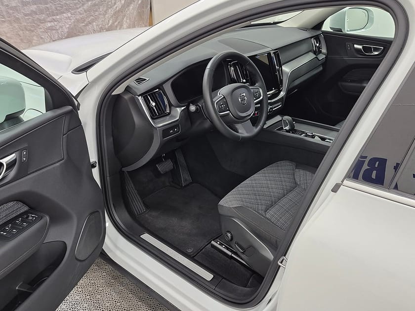 Bild 2 av Volvo XC60 T6 Recharge Core Bright plug in AWD 350HK 4x4 Panorama