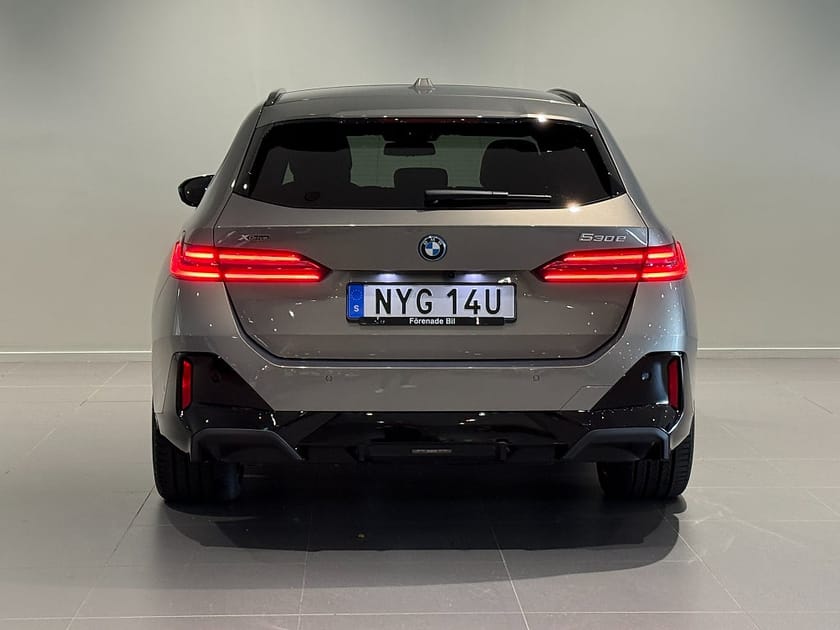 Bild 4 av BMW 530e xDrive Touring M Sport Pro Innovation Drag B&W Panorama