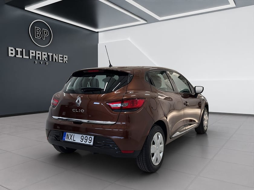 Bild 5 av Renault Clio 1.2/Ny Besiktad/Ny Servad/S+V-Däck/Kamrem Bytt