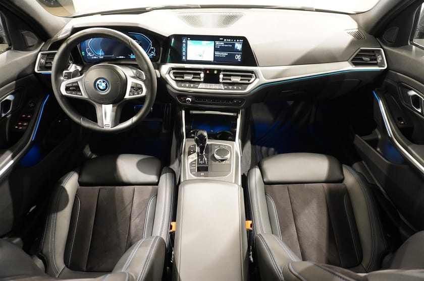 Bild 2 av BMW 330e xDrive Touring M Sport HiFi HUD