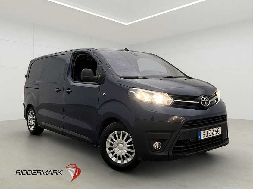 Bild 1 av Toyota Proace L2 Värm Drag HUD Kamera 2xDörrar CARPLAY Moms