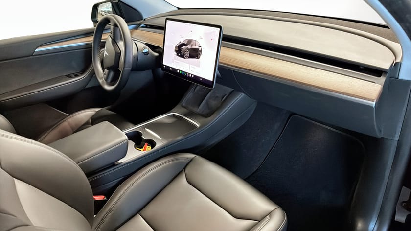 Bild 3 av Tesla Model Y Long Range AWD 514hk MOMS Drag Adp-fart Panorama