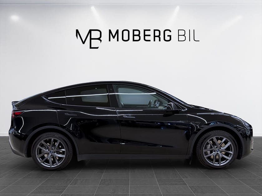 Bild 4 av Tesla Model Y Standard Range RWD 299hk Pano Läder Drag B-Kamera