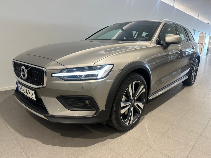 Bild 1 av Volvo V60 Cross Country B4 AWD D Adv NaviP Edt / Panoramatak / Backkamera /