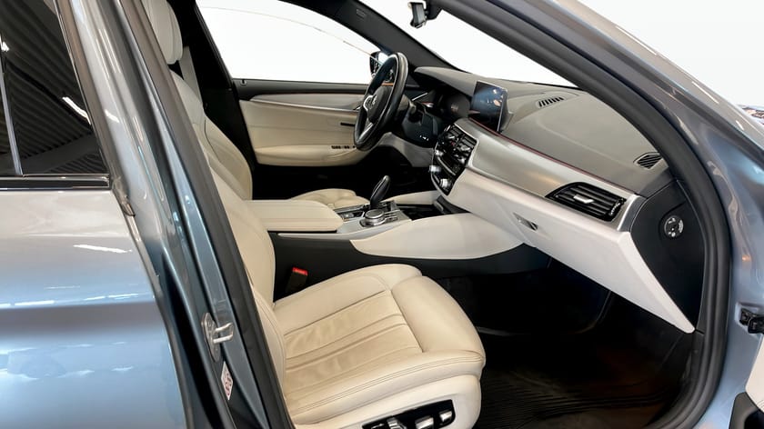Bild 3 av BMW 520d xDrive Touring M-Sport Drag Panorama H/K