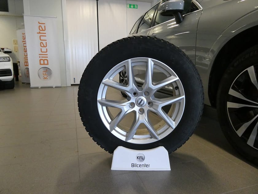 Bild 2 av Volvo XC60 Recharge T6 AWD Core Edition Pano-Kamera-Värm-Navi-SoV