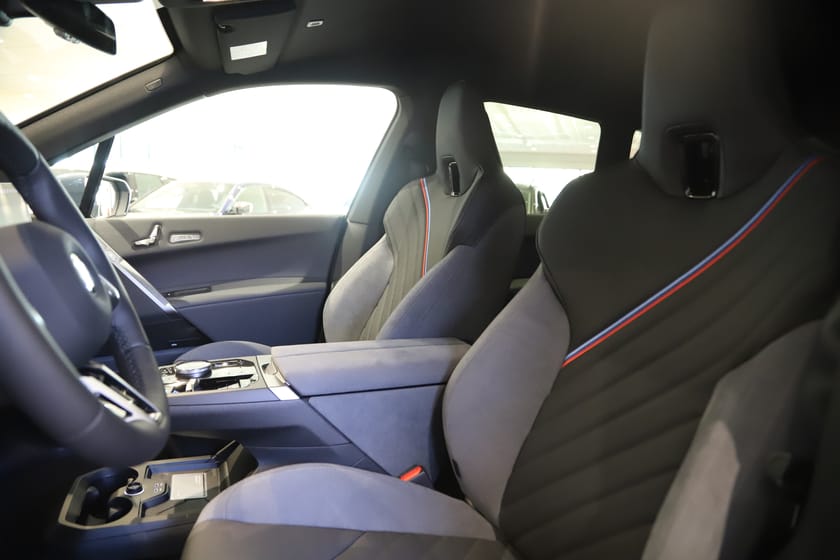 Bild 3 av BMW iX xDrive60 xDrive 60 / M Sport / Luftfjädring / Integral  *