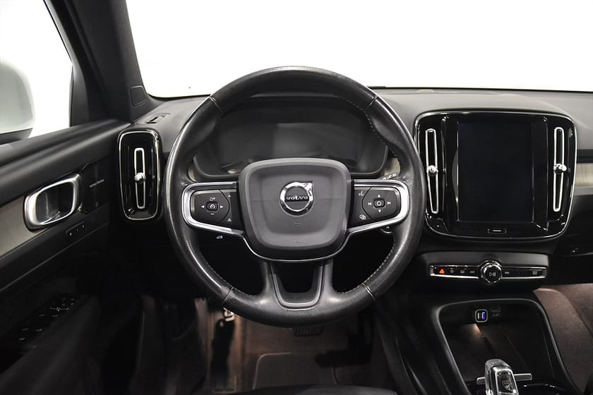 Bild 2 av Volvo XC40 D4 AWD Aut Drag Rattv P-värm Skinn Pano H/K Keyless AdaptivF B-kam Orrefors 190hk