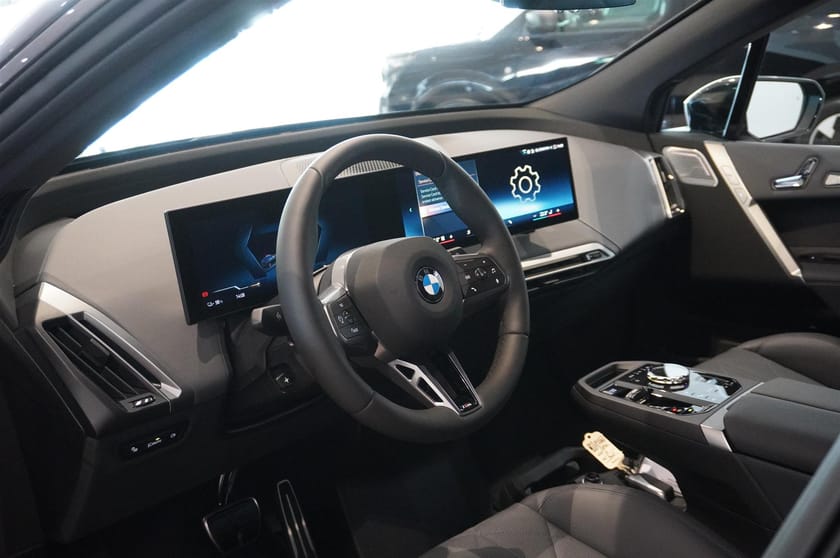 Bild 2 av BMW iX xDrive60 M Sport Pro Supercharged Ed Drag DA Pro B W