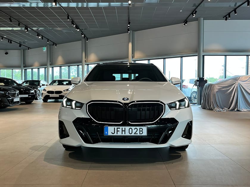 Bild 2 av BMW 530e xDrive Touring M Sport Pro Pano B&W DA Pro Drag