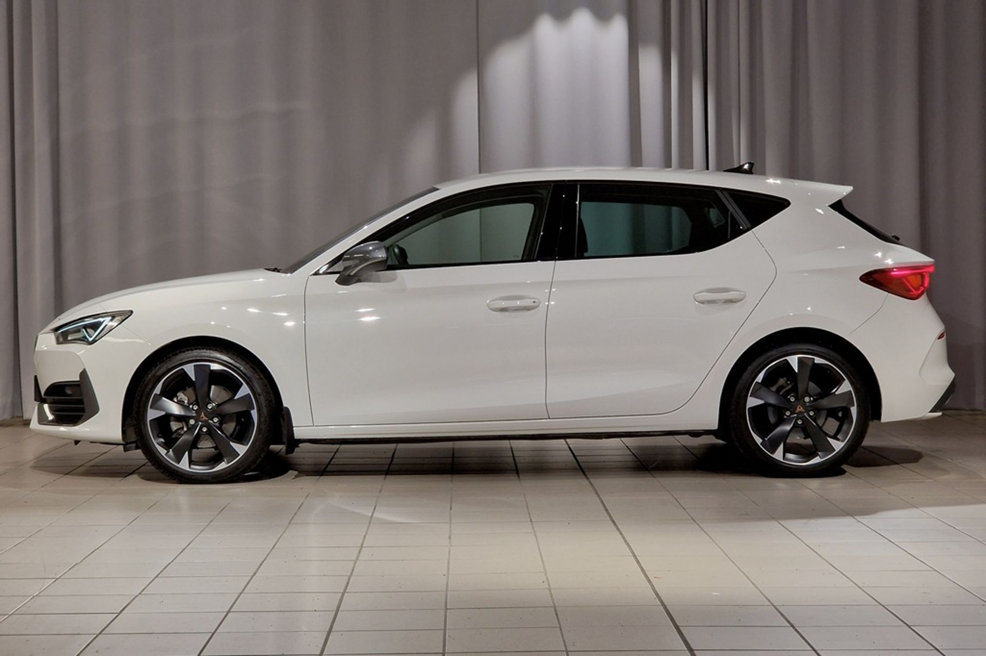 Cupra Leon 1.5 eTSI 2024, photo 2/10
