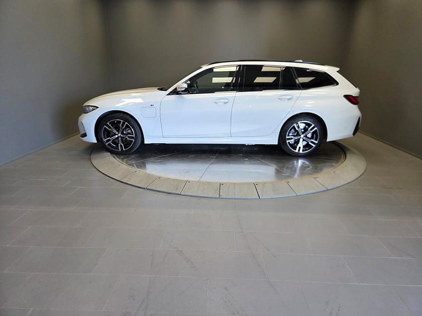 Bild 2 av BMW 330e xDrive Touring M Sportpaket Innovation HK Ljud Dragkrok Comfort