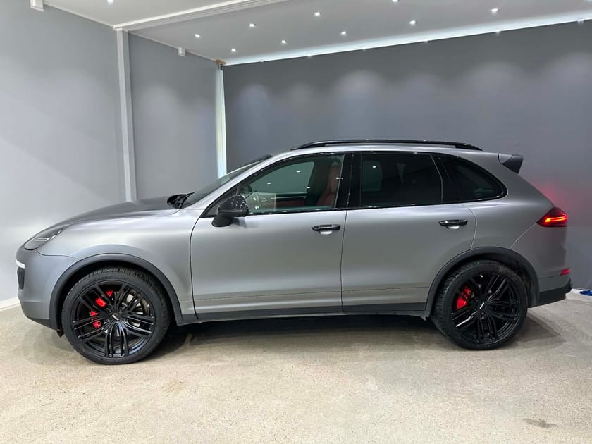 Bild 3 av Porsche Cayenne S Diesel – V8 | Mattgrå foliering | Sportavgassystem | Välutrustad