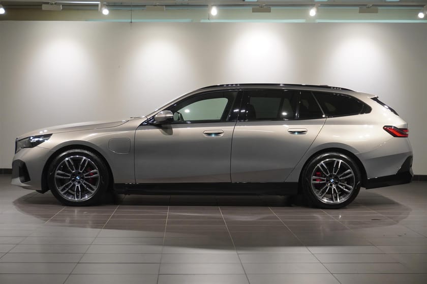 Bild 3 av BMW 530e xDrive Touring M Sport Business DA Pro H K Drag