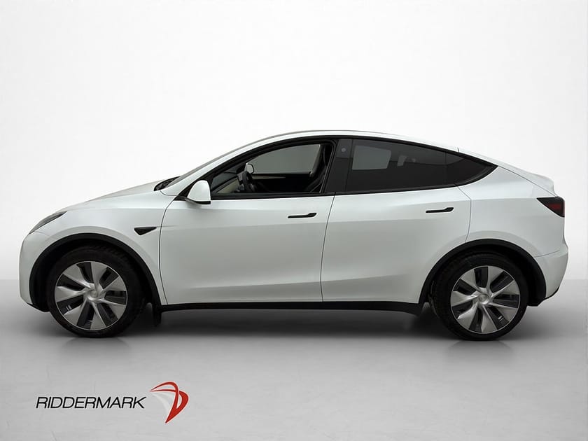 Bild 1 av Tesla Model Y Standard Range RWD Värmepump Pano Drag Svensksåld