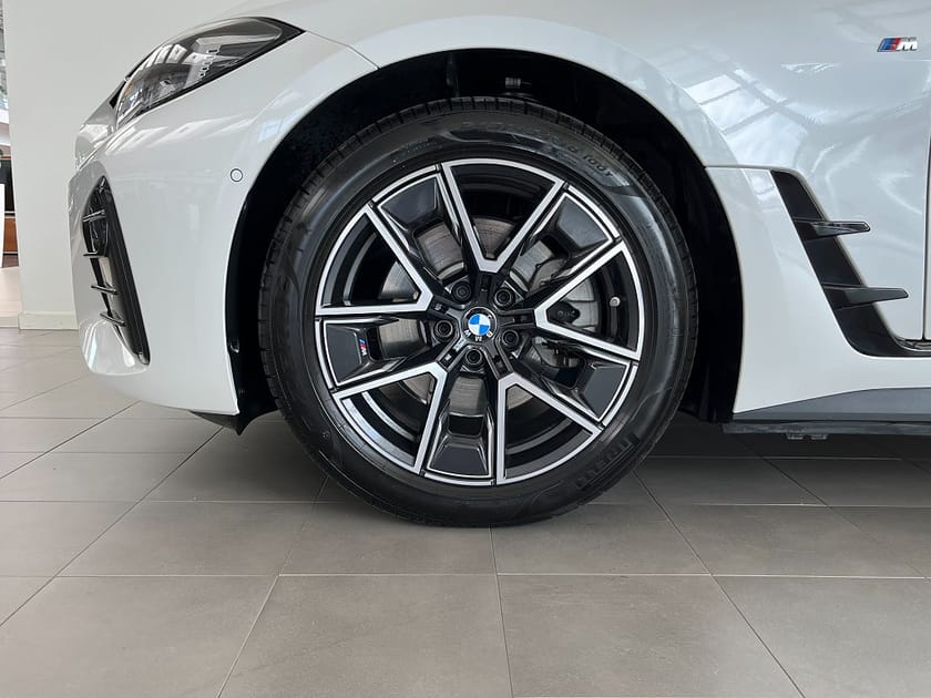Bild 4 av BMW i4 eDrive40 Gran Coupé M Sport 18" Drag Rattvärme