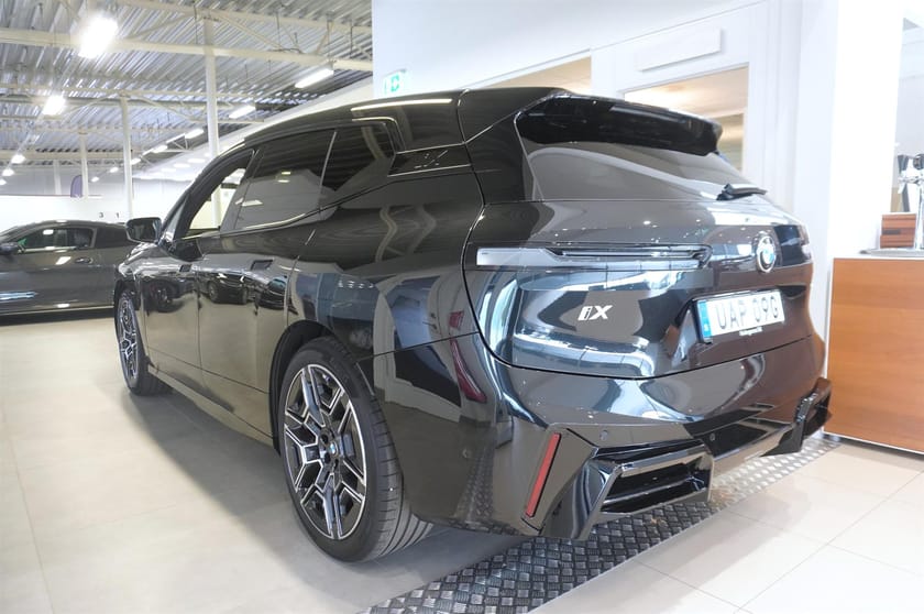 Bild 4 av BMW iX xDrive60 Charged M Sport Pro Ed Drag DA H K