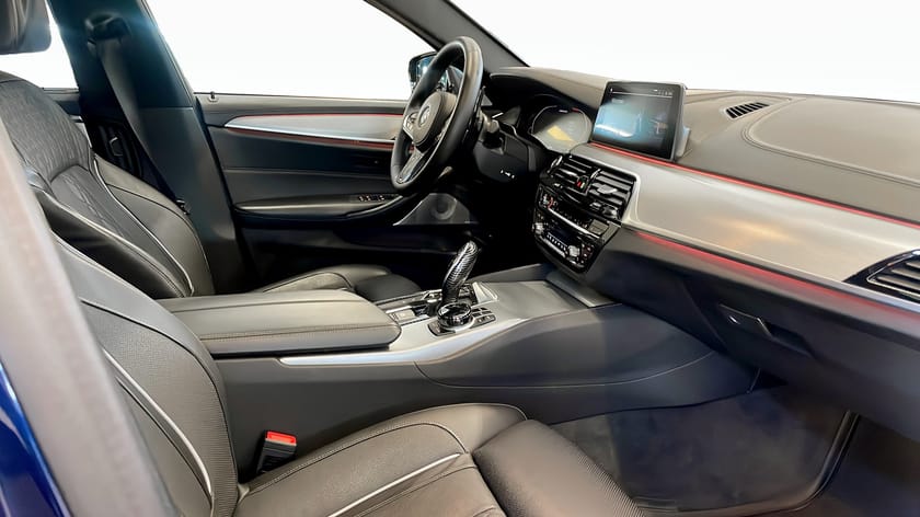 Bild 3 av BMW M550i xDrive Sedan Rattvärme B&W Taklucka Drag Soft-Close Massagestolar