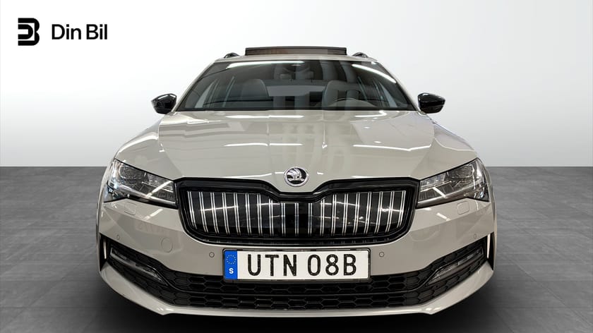 Bild 4 av Škoda Superb iV Kombi SPORTLINE | Panorama | Dragkrok