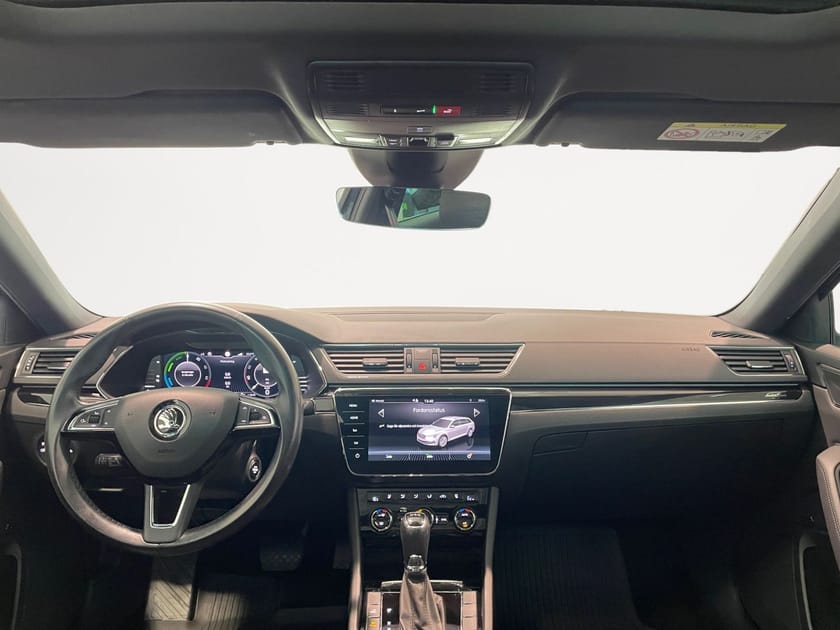 Bild 2 av Škoda Superb iV Kombi Combi 1.4 TSI DSG Sequential L&K Drag Pano Värmare Nav Skinn 218HK
