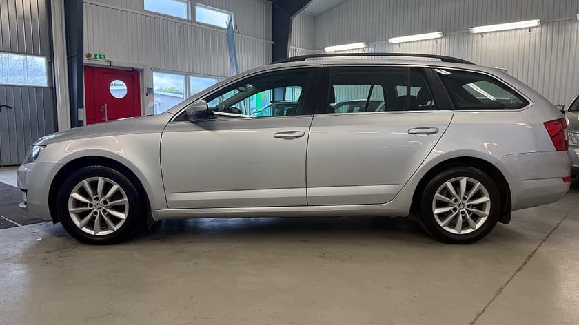 Bild 5 av Škoda Octavia Kombi Skoda 2.0 TDI Manuell, 150hk Ambition, Drag