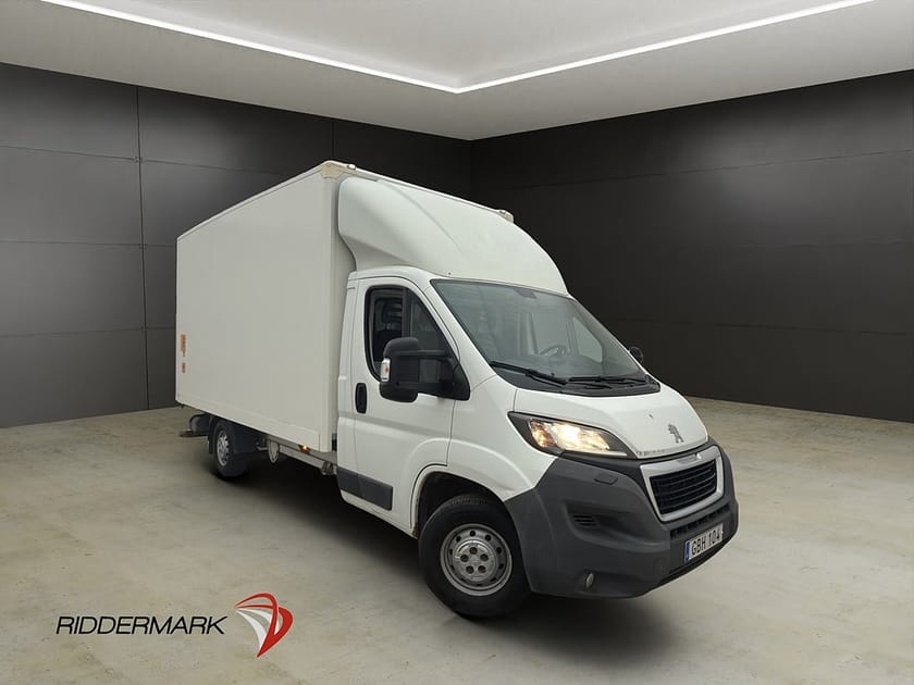 Bild 1 av Peugeot Boxer Chassi Cab 2.2HDi BAKGAVELLYFT 3-Sits Bluetooth Moms