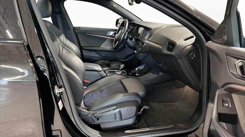 Bild 3 av BMW 120d xDrive M SPORT PANO H&K RATTVÄRME