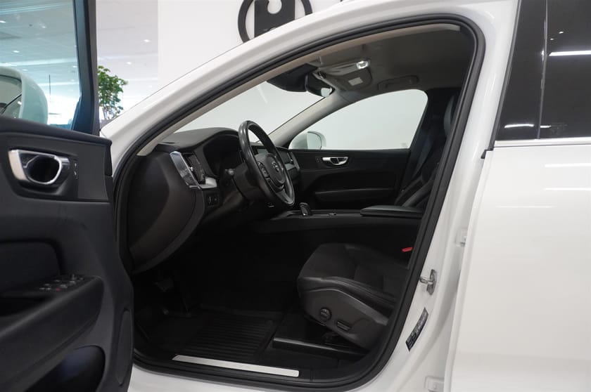 Bild 2 av Volvo XC60 B5 AWD Momentum 360 HUD Drag