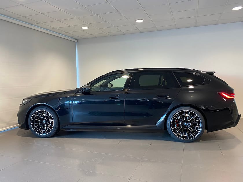 Bild 2 av BMW M5 Touring 4,95 ränta Panorama B&W Rattvärme Drag