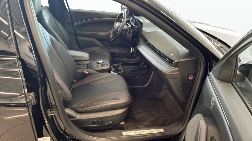 Bild 3 av Ford Mustang Mach-E Standard Range AWD CX727 SR AUT