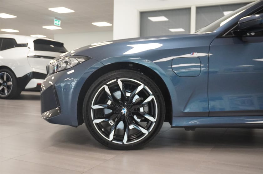 Bild 3 av BMW 330e xDrive Touring M-Sport Active Edition Aktiv Fart