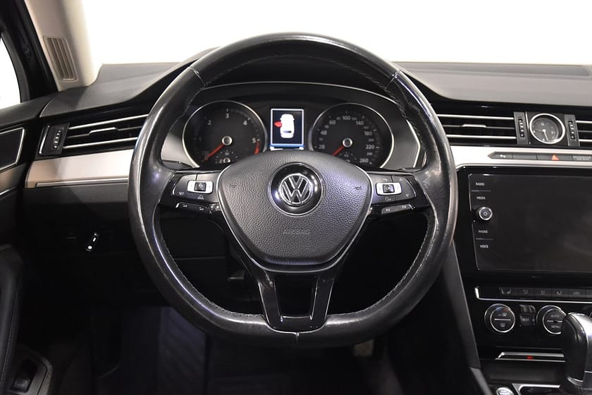 Bild 2 av Volkswagen Passat Sportscombi 2.0 4Motion R-Line Skinn/Alcantara Rattv Dragkrok