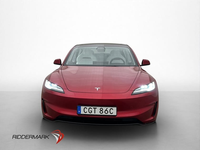 Bild 2 av Tesla Model 3 Performance Svensksåld Ljus Interiör