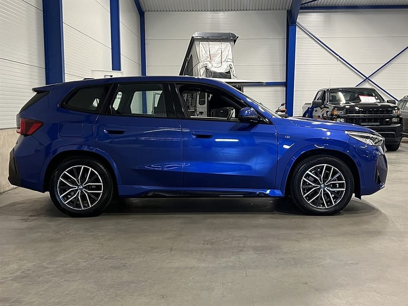 Bild 3 av BMW iX1 xDrive30 306 HK / M Sport / harman kardon / Shadow line / Drag /