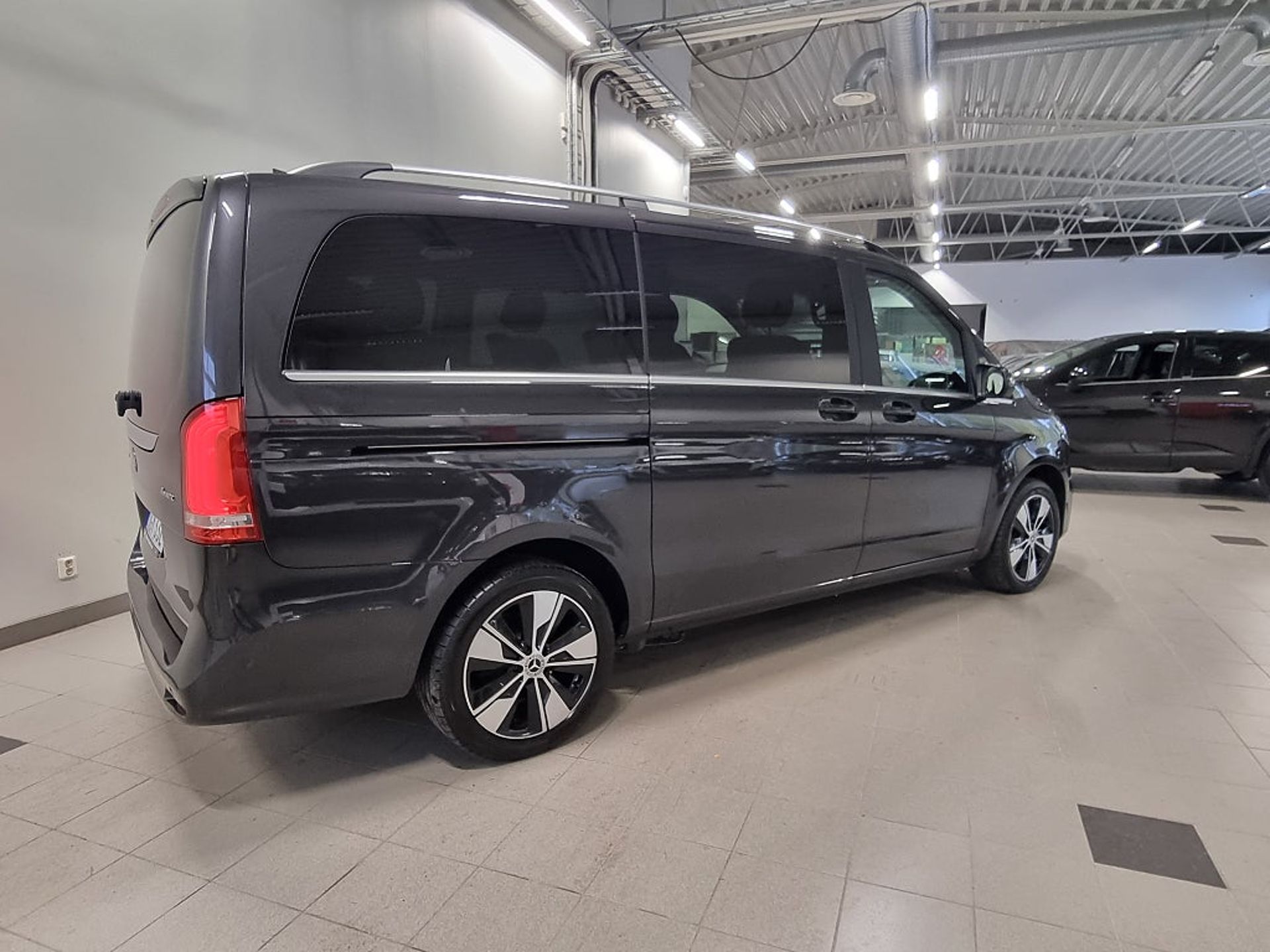 Mercedes-Benz V 2024, photo 4/10