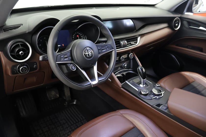 Bild 5 av Alfa Romeo Stelvio 2.2 JTD 16V Q4 Kamera CarPlay Minne NYSERVAD Välskött