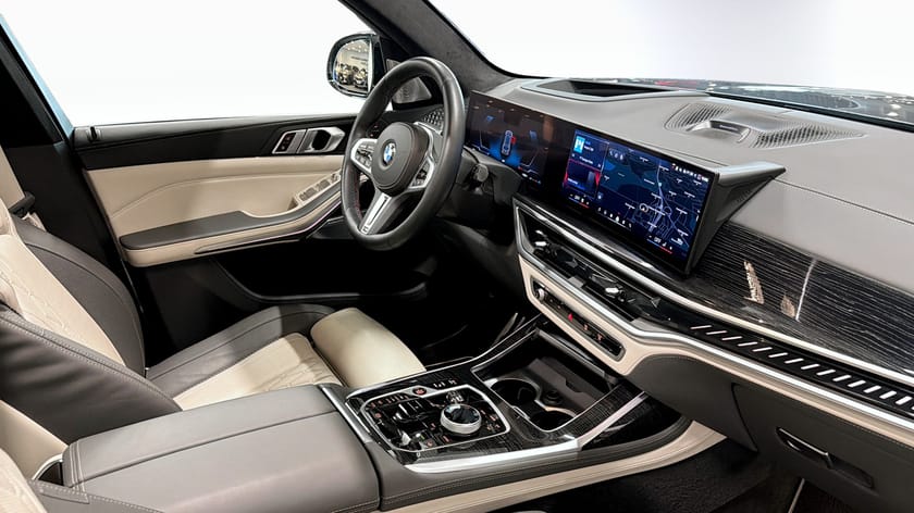 Bild 3 av BMW X7 M60i xDrive M-Sport 6-Sits B&W Panosky Softlose Massage Värmare