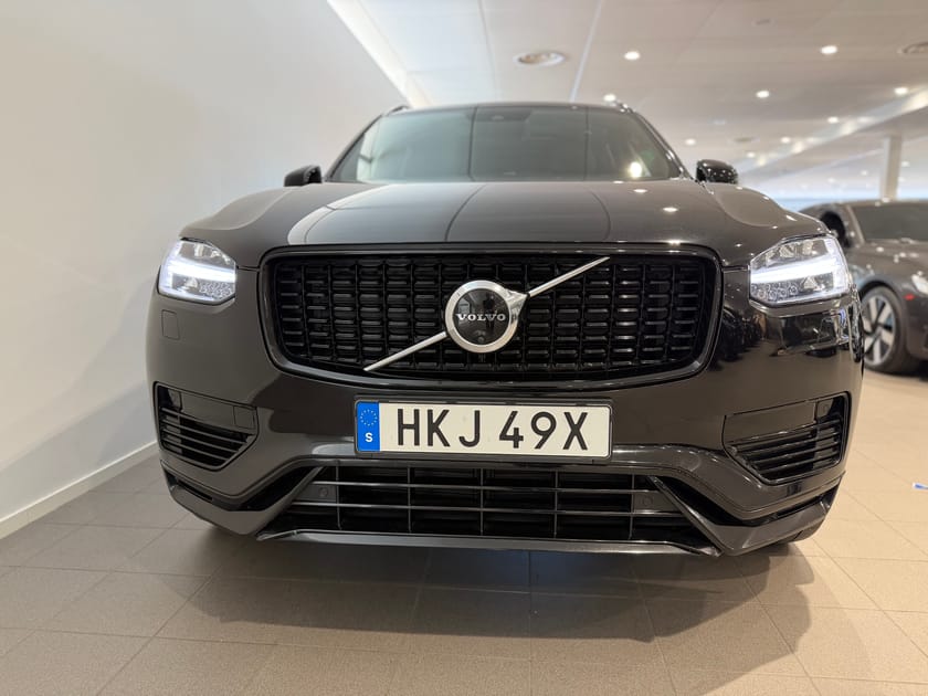 Bild 3 av Volvo XC90 7 Säten Recharge T8 R-Des Pro Edt 7-säten / Dragkrok / Elektriskt säte / Panoramatak / 10 000kr tillbehör /